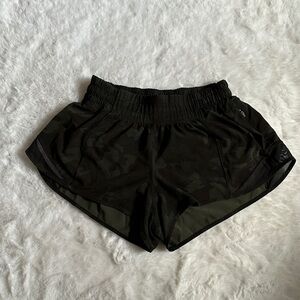 Lululemon Hotty Hot Low-Rise Lined Short 2.5”